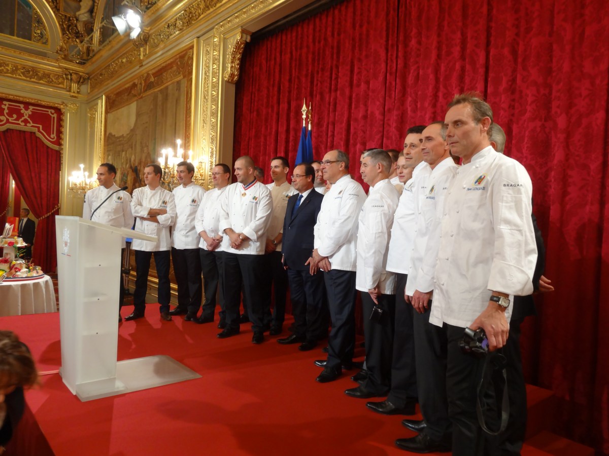Le chef Bernard Vaussion entouré de sa brigade avec le Président Hollande