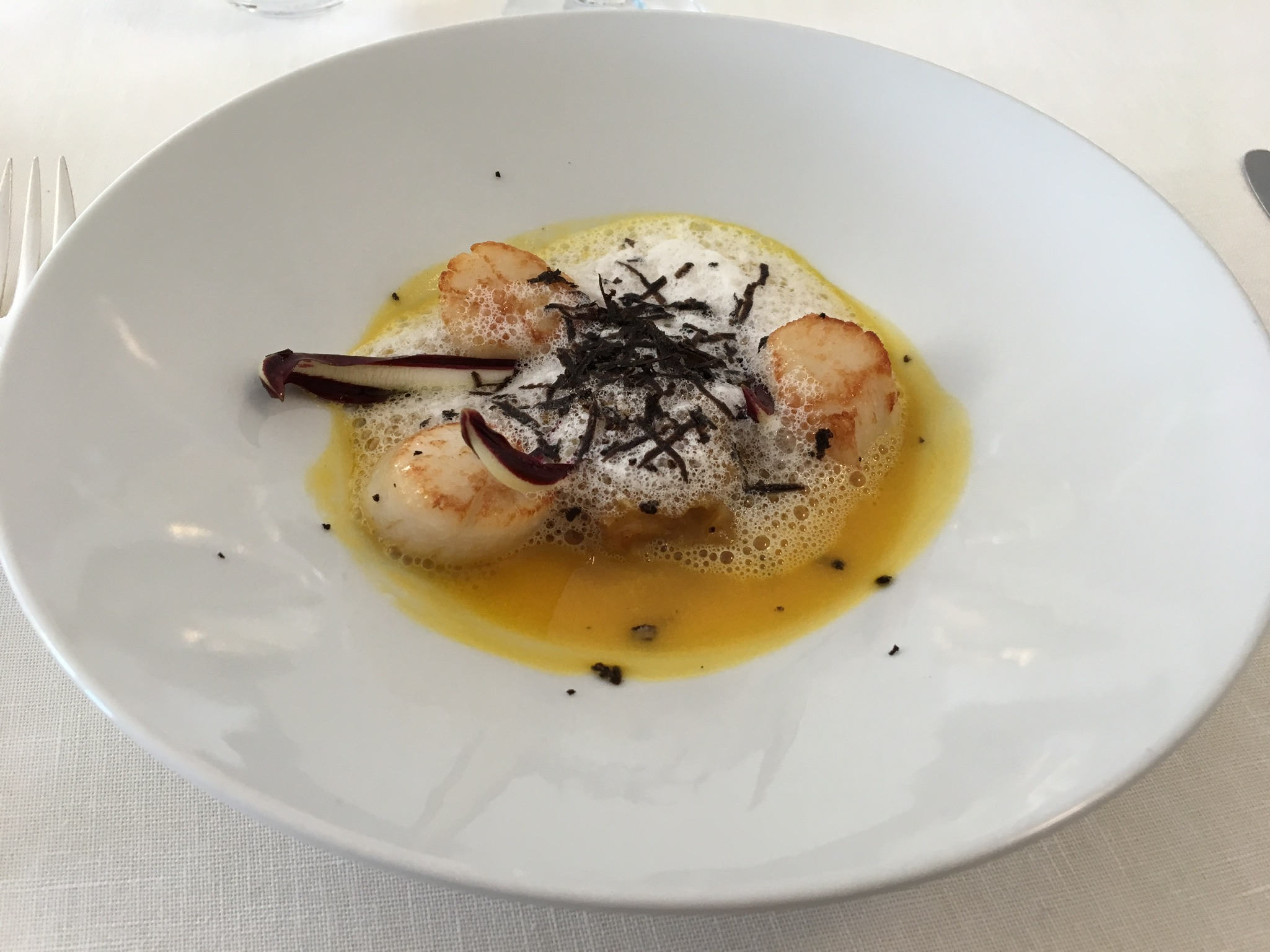 Les Saint Jacques rôties, velouté de courge Niçoise truffé, julienne d'endives en marmelade