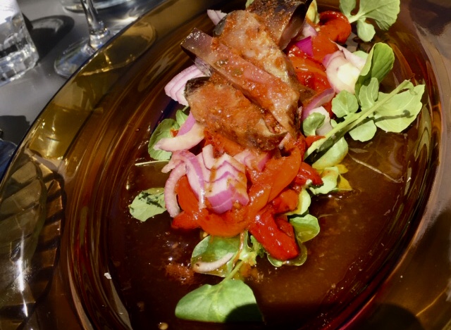 Thon fumé sur un lit de poivrons grillés